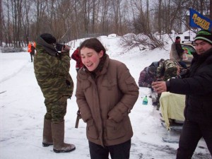 А вот этой девушке отдельный респект! Мало того что добралась до поляны пассажиркой на колясыче, так еще и на унимотеге гоняла!